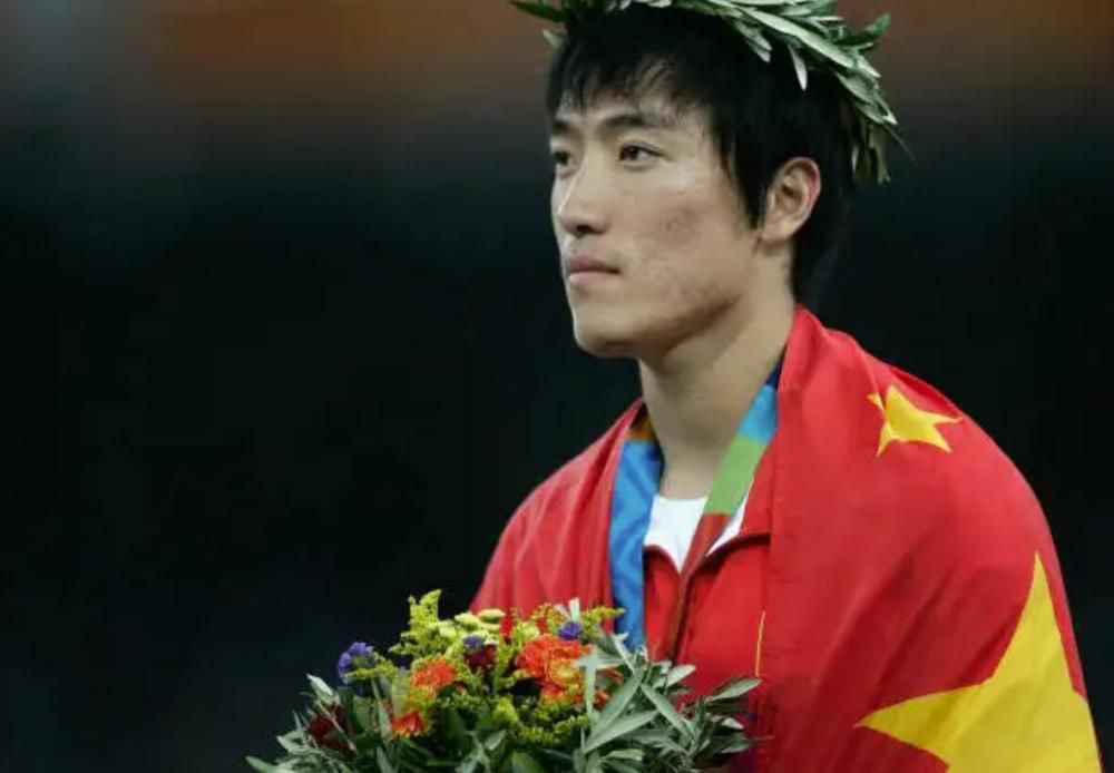 图尔克（安东尼奥·班德拉斯 饰）是位人气爆棚的摇滚乐手。已上了年数的他此番来到泰国和老婆度假，可占据于此的可骇份子却盯上了他的妻子。万般无奈之下图尔克只好放下吉他，拿起枪杆子和可骇份子匹敌解救爱妻。